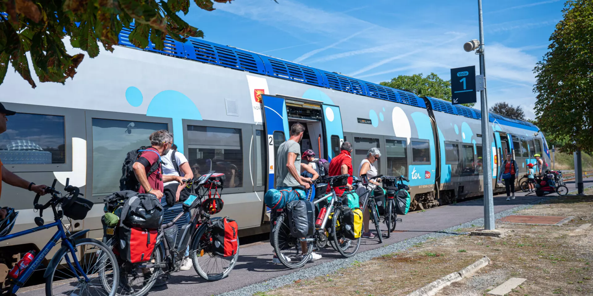Radtouristen Und Zug Am Kai Im Bahnhof Von Pontorson Mont Saint Michel Thomas Le Floc H Thomas Le Floc H 24355 1600px
