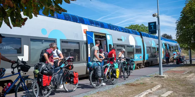 Cyclotouristes Et Train A Quai En Gare De Pontorson Mont Saint Michel Thomas Le Floc H Thomas Le Floc H 24355 1600px