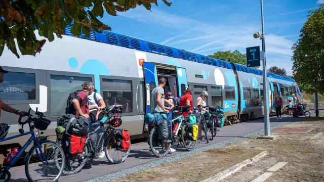 Cyclotouristes Et Train A Quai En Gare De Pontorson Mont Saint Michel Thomas Le Floc H Thomas Le Floc H 24355 1600px