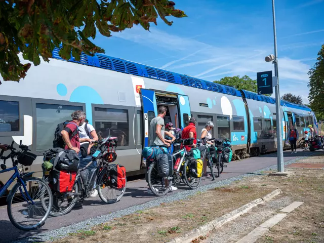 Cyclotouristes Et Train A Quai En Gare De Pontorson Mont Saint Michel Thomas Le Floc H Thomas Le Floc H 24355 1600px