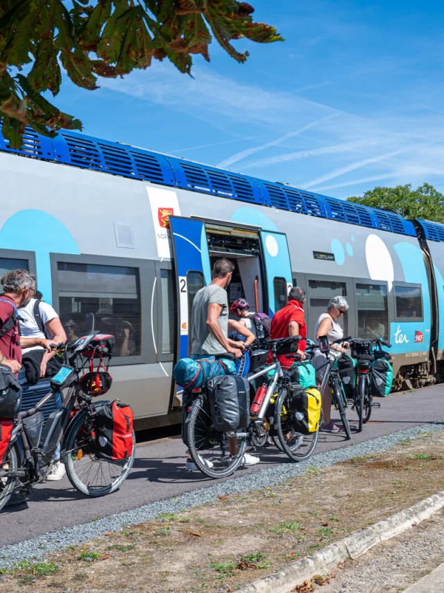 Cyclotouristes Et Train A Quai En Gare De Pontorson Mont Saint Michel Thomas Le Floc H Thomas Le Floc H 24355 1600px