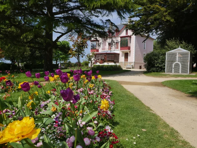 Musée et jardin Christian Dior au printemps