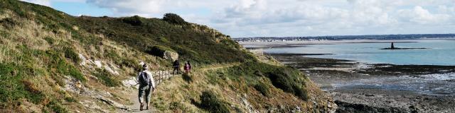 Sur Le Sentier Du Littoral A La Pointe Du Roc Credit Otgtm Estelle Cohier 35181 1920px