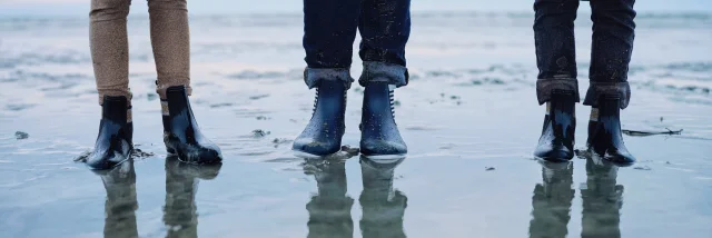 Balade en famille sur la plage de Jullouville en hiver