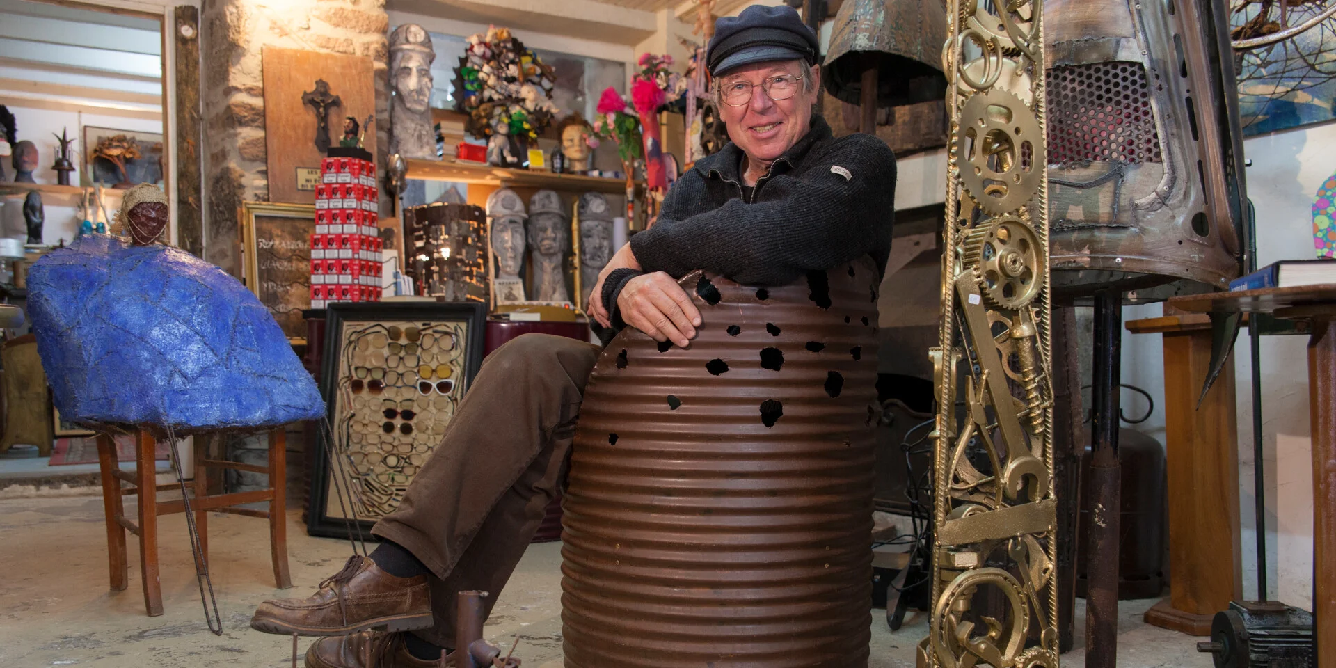LE BAZAR DE FABIEN LEFEBVRE SCUPLTEUR RUE DES JUIFS. GRANVILLE, NORMANDY, FRANCE. OCTOBER 2016.