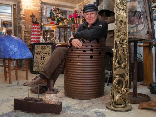 DER BAZAR VON FABIEN LEFEBVRE SCUPLTEUR RUE DES JUIFS. GRANVILLE, NORMANDIE, FRANKREICH. OKTOBER 2016.
