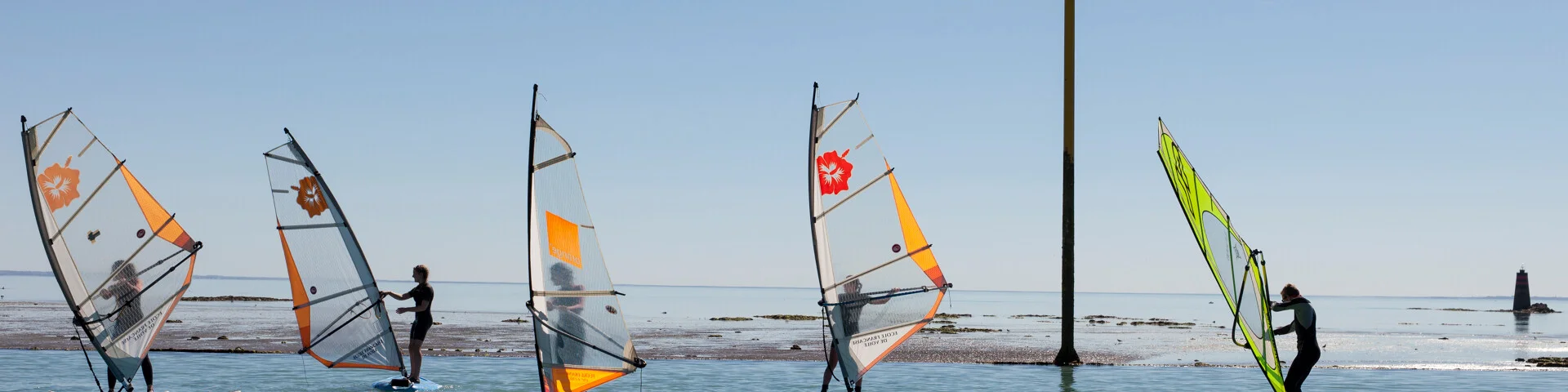 Séance de planches à voile sur le bassin de la base de nautique de Granville