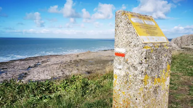 Balisage Du Sentier Du Littoral Gr 223 Pointe Du Roc Credit Otgtm Estelle Cohier 35175 1920px 1
