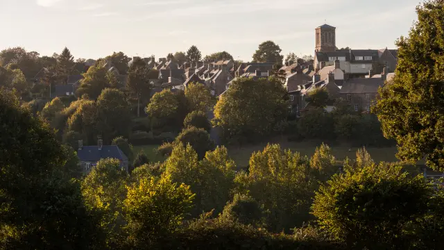 DAS DORF BEAUCHAMPS UND SEINE KIRCHE. BEAUCHAMPS, NORMANDIE, FRANKREICH. OKTOBER 2016.