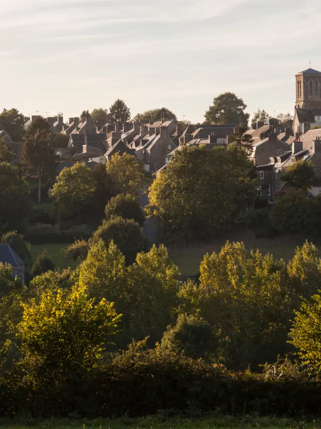 DAS DORF BEAUCHAMPS UND SEINE KIRCHE. BEAUCHAMPS, NORMANDIE, FRANKREICH. OKTOBER 2016.