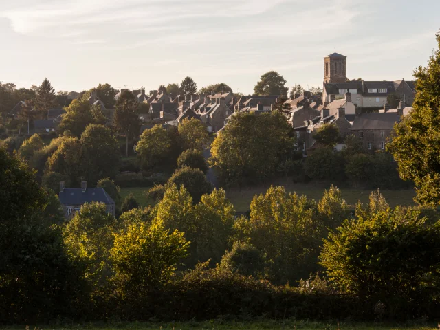 LE VILLAGE DE BEAUCHAMPS ET SON ÉGLISE. BEAUCHAMPS, NORMANDIE, FRANCE. OCTOBRE 2016.