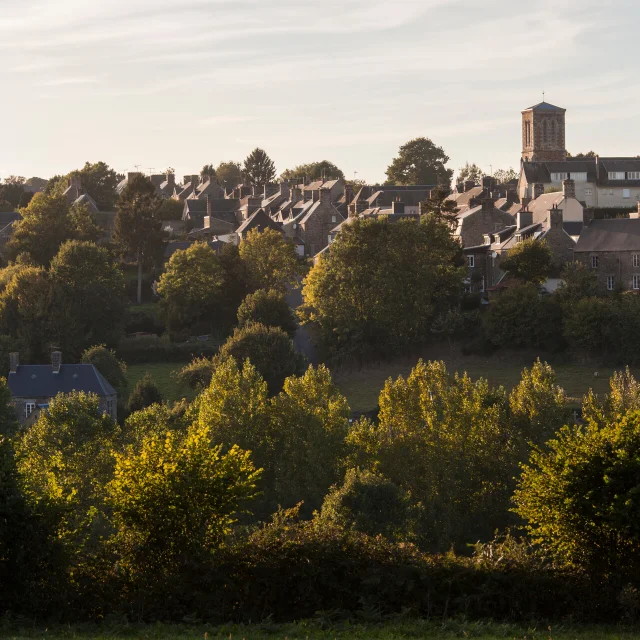 DAS DORF BEAUCHAMPS UND SEINE KIRCHE. BEAUCHAMPS, NORMANDIE, FRANKREICH. OKTOBER 2016.