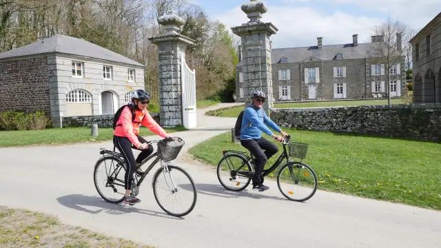 A Bicyclette Devant Le Manoir Du Mesnil Bas Credit Otgtm Estelle Cohier 34265 1920px