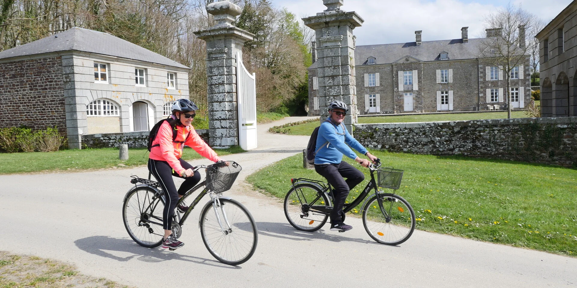 A Bicyclette Devant Le Manoir Du Mesnil Bas Credit Otgtm Estelle Cohier 34265 1920px