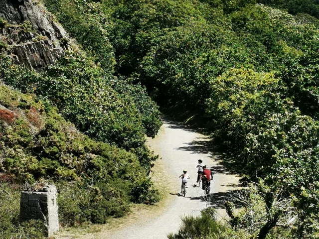 A Velo A La Decouverte De La Vallee Des Peintres A Carolles Credit Otgtm Estelle Cohier 34183