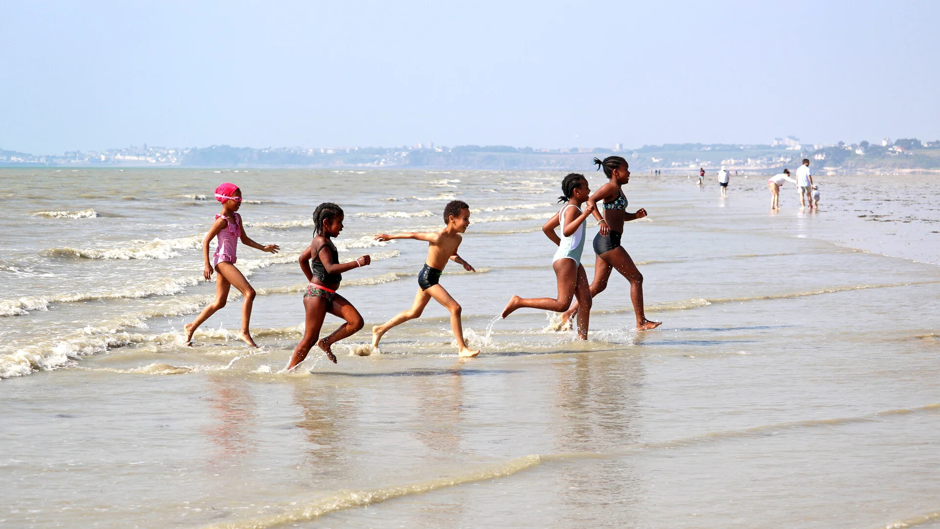 Enfants qui courent sur la plage de Jullouville