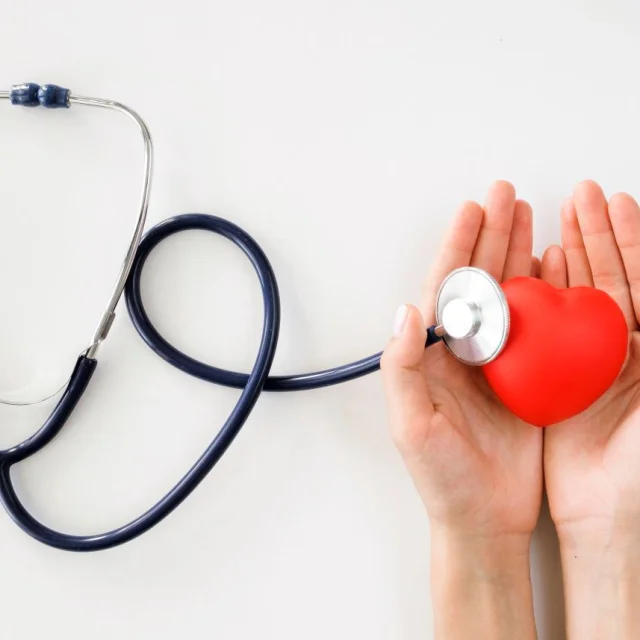 Mise A Plat Des Mains Tenant En Forme De Coeur Avec Stethoscope