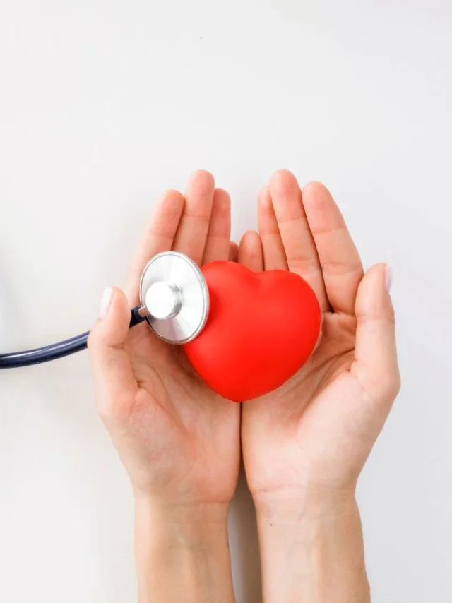 Mise A Plat Des Mains Tenant En Forme De Coeur Avec Stethoscope