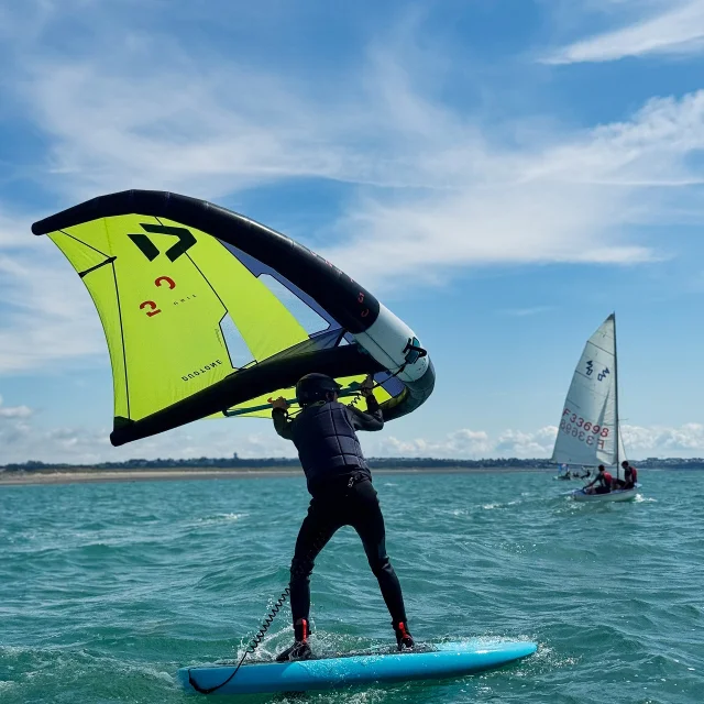Wing-foil à Granville dans la Manche en Normandie
