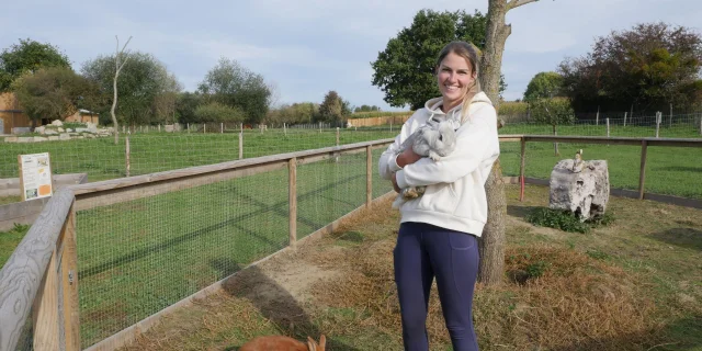 Melanie Et Lapins Mini Ferme Du Taillais