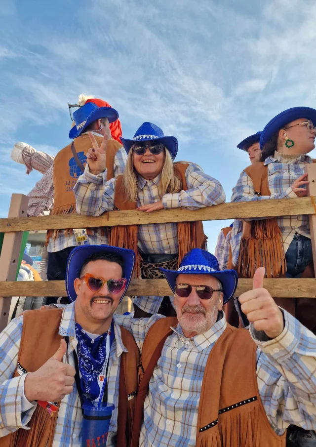 Famille Carnaval sur leur char Carnaval 2025