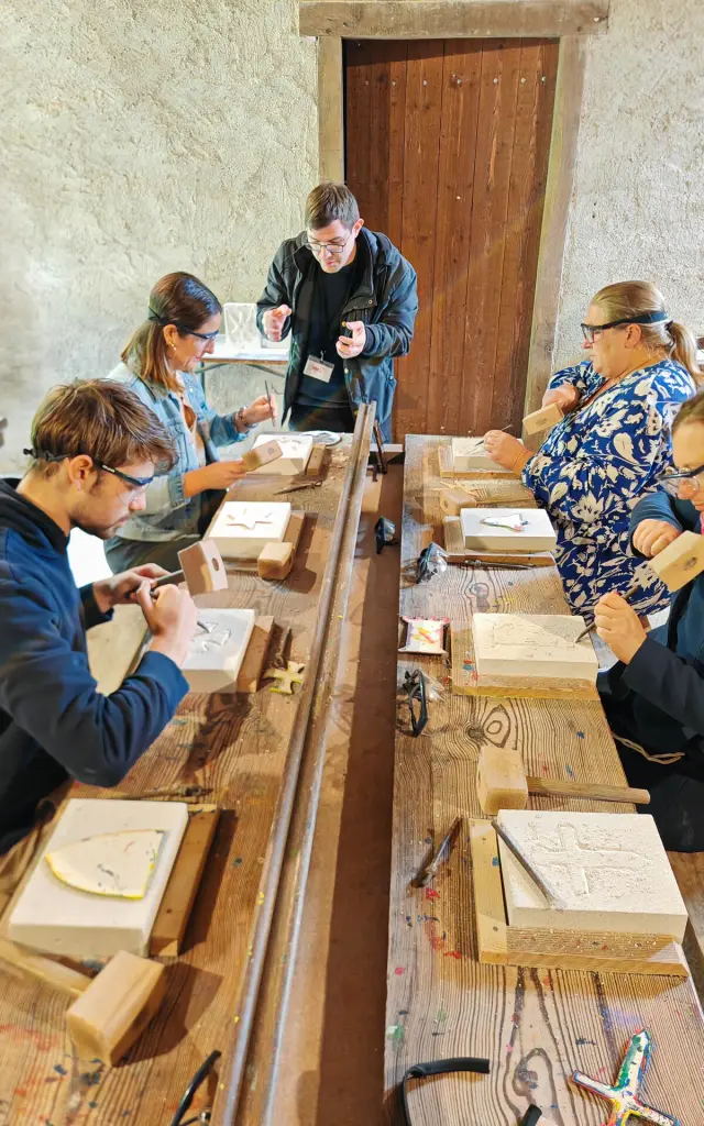 Je Taille La Pierre A L Abbaye De La Lucerne