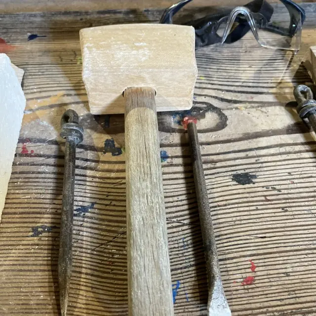 Je Taille La Pierre A L Abbaye De La Lucerne