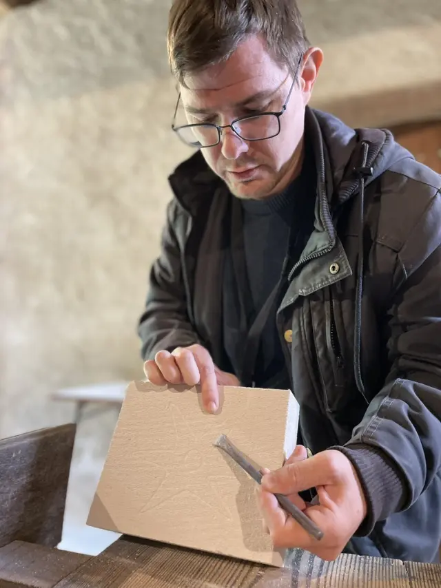 Je Taille La Pierre A L Abbaye De La Lucerne