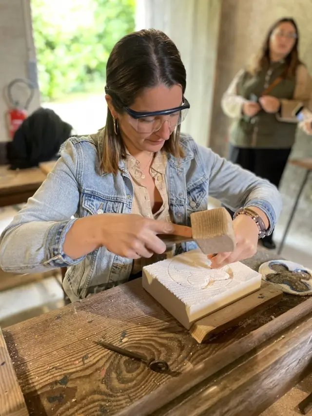 Je Taille La Pierre A L Abbaye De La Lucerne