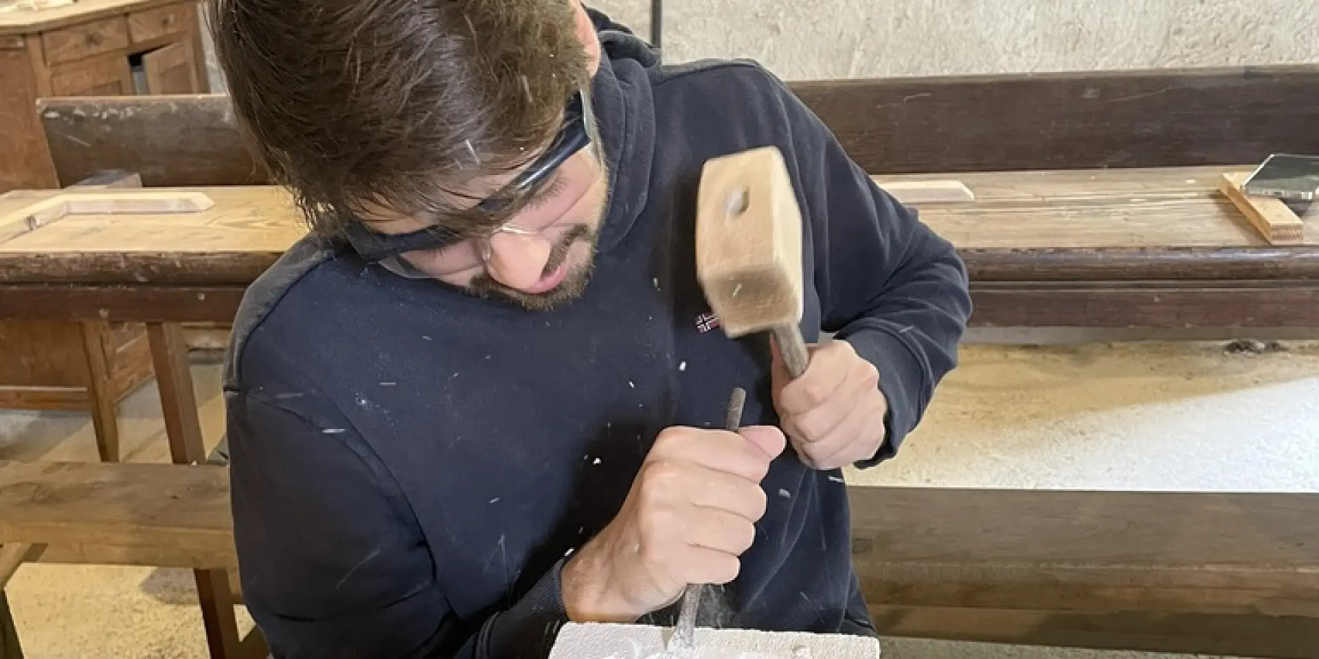 Je Taille La Pierre A L Abbaye De La Lucerne