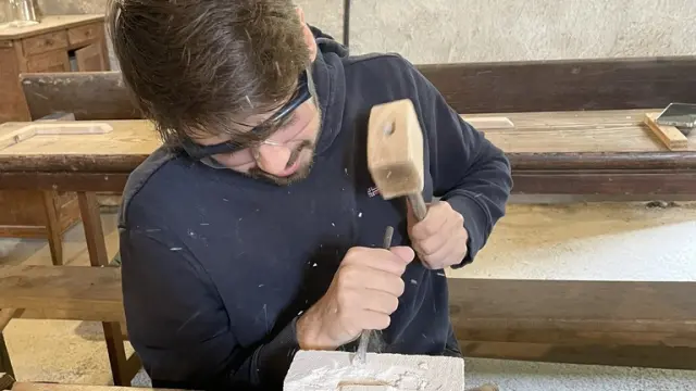Je Taille La Pierre A L Abbaye De La Lucerne
