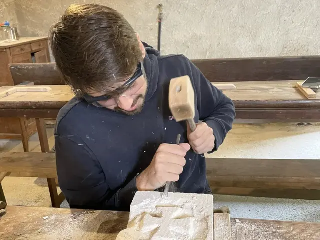 Je Taille La Pierre A L Abbaye De La Lucerne