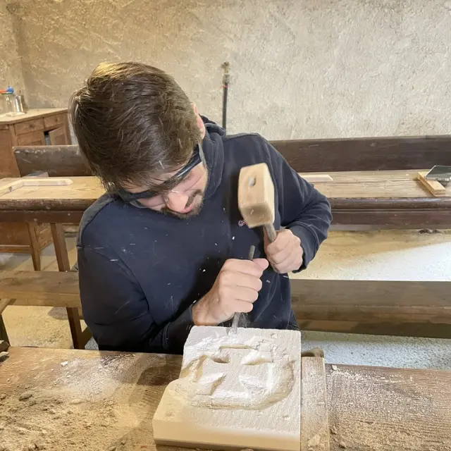 Je Taille La Pierre A L Abbaye De La Lucerne