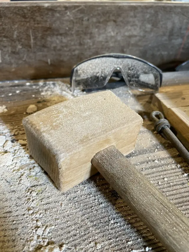 Je Taille La Pierre A L Abbaye De La Lucerne