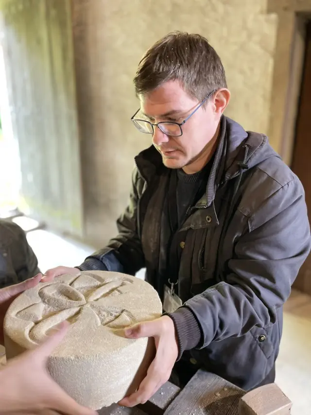 Je Taille La Pierre A L Abbaye De La Lucerne