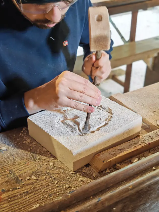Je Taille La Pierre A L Abbaye De La Lucerne