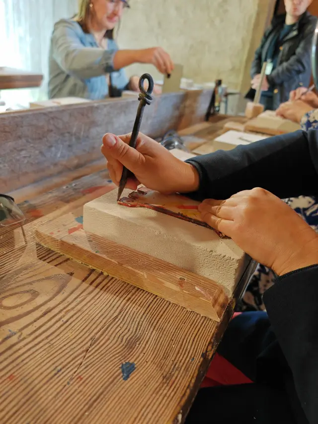 Je Taille La Pierre A L Abbaye De La Lucerne