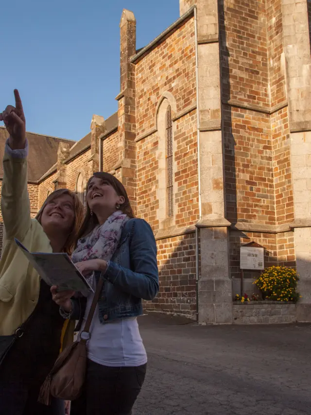 LE VILLAGE DE BEAUCHAMPS ET SON ÉGLISE. BEAUCHAMPS, NORMANDIE, FRANCE. OCTOBRE 2016.