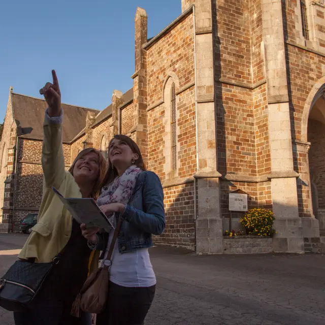LE VILLAGE DE BEAUCHAMPS ET SON ÉGLISE. BEAUCHAMPS, NORMANDIE, FRANCE. OCTOBRE 2016.