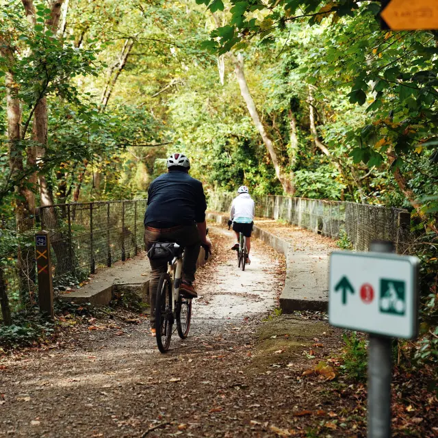 Un couple se promène à vélo dans la vallée des Peintres