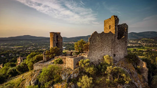 Le château de Grimaud vu du ciel au lever du soleil