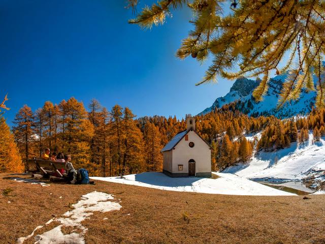 Chapelle St Simon avec randonneur en automne