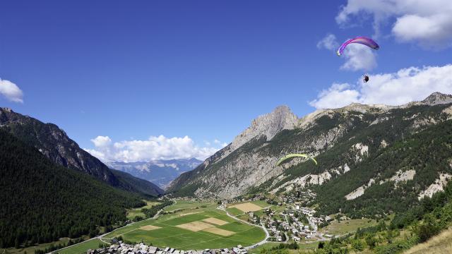 Ceillac et parapente en été