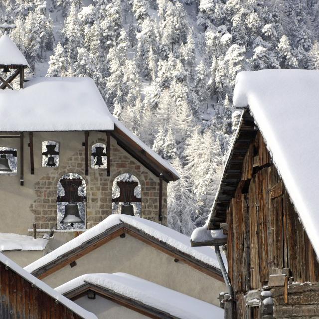 Clocher de Ceillac sous la neige