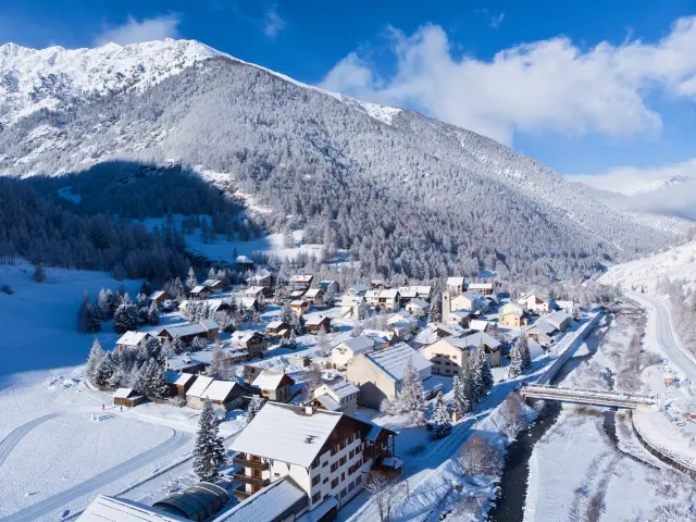 ©g Vallot Ristolas Fond Village Espace Ludique R S Dji 0707