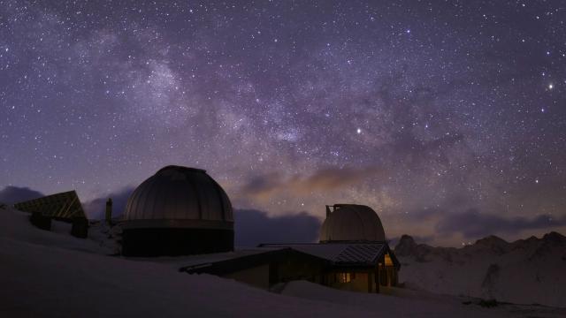 Observatoire de Saint Véran de nuit sous la neige