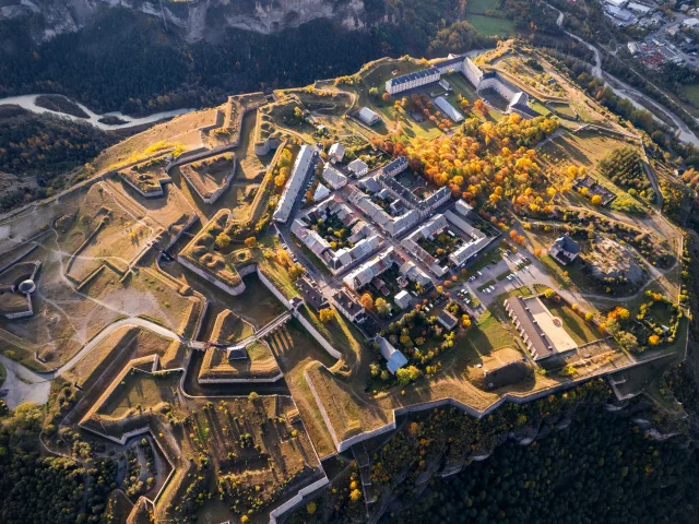 Mont-Dauphin en automne drone