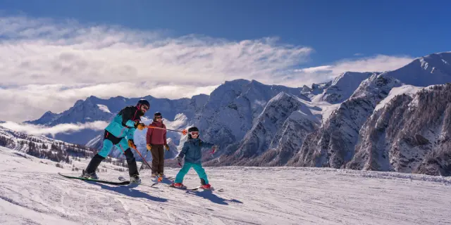 Famille sur les skis