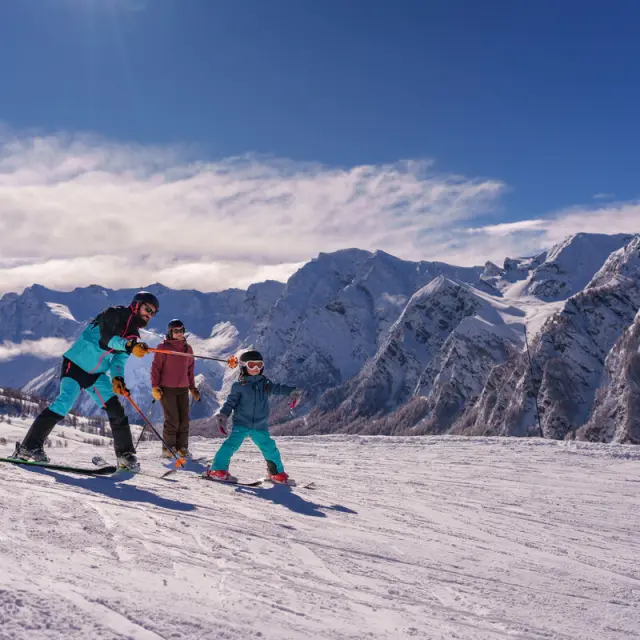 Famille sur les skis