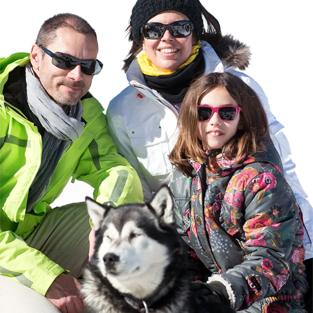 Famille Avec Chiens De Traineaux